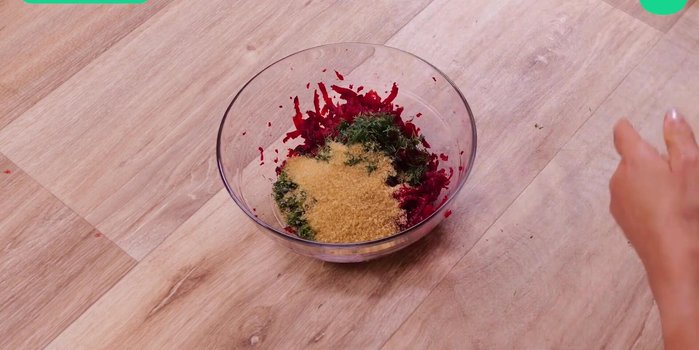 Dans un saladier, mélanger la betterave râpée, le sucre de canne, le zeste de citron et le gros sel.