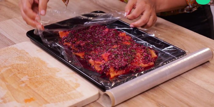 Arroser avec de la vodka (facultatif). Envelopper avec le film alimentaire et laisser au réfrigérateur pendant 1 heure.