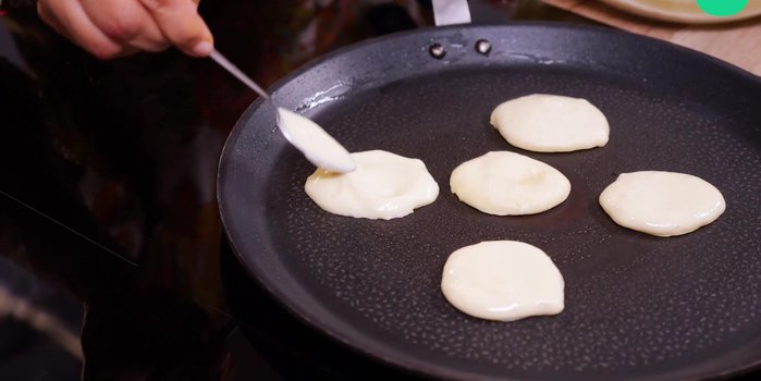 Faire cuire les blinis dans une poêle légèrement huilée, 40 secondes par face.