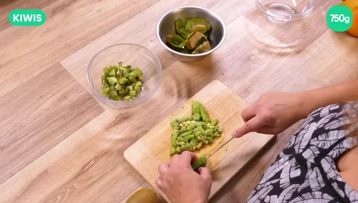 Découper les kiwis et la mangue en dés. Réserver.