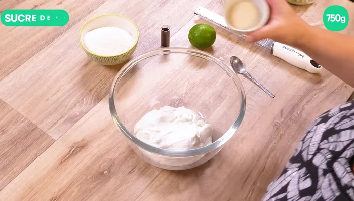 Mélanger le yaourt grec, le sucre de canne, la noix de coco râpée, la vanille, le zeste de citron vert, un peu de miel et de jus de citron vert.