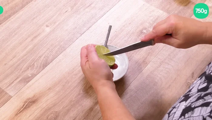 Préparer un sirop pour imbiber la génoise refroidie.