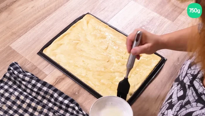 Badigeonner la génoise avec le sirop. Si nécessaire, égaliser les bords avec un couteau.