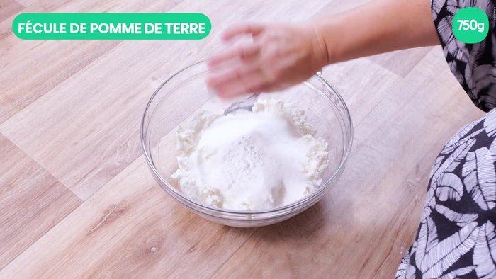 Ajoutez le sucre, la fécule de pomme de terre (ou de maïs), et la vanille.
