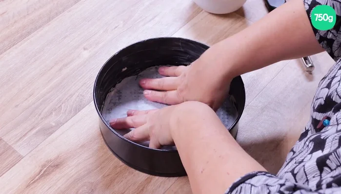 Posez le disque de papier sulfurisé sur le fond du moule et badigeonnez-le de beurre fondu.