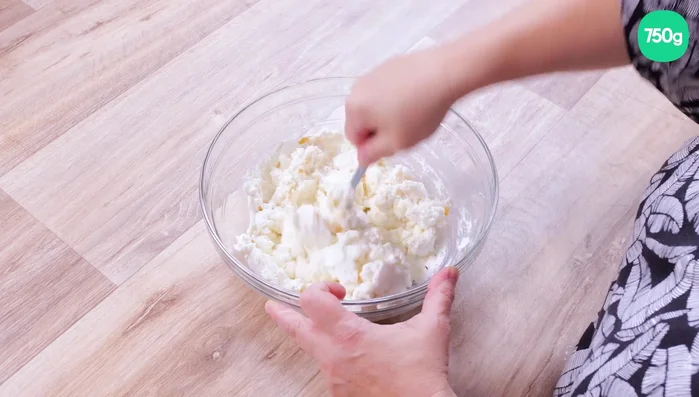 Mélangez jusqu'à obtenir une crème lisse.