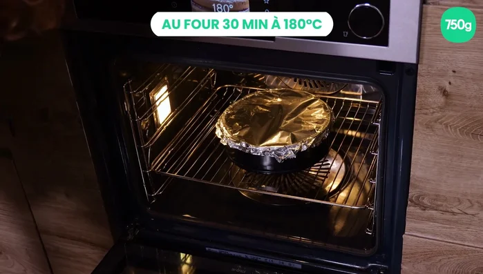Enfournez à 90°C pendant 30 minutes (bas du four). Ensuite, ôtez le papier aluminium, placez au milieu du four et poursuivez la cuisson pendant 45 minutes à 180°C, jusqu'à ce que le gâteau soit doré.