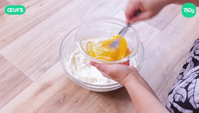 Battez légèrement les œufs et versez-les dans le mélange à la ricotta. Mélangez.