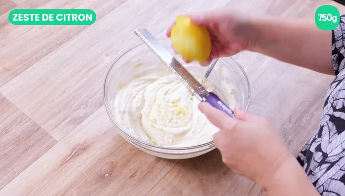 Râpez le zeste de citron au-dessus de la préparation. Ajoutez le jus de citron frais.