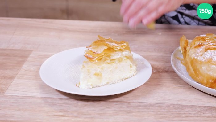 Faites dégorger la ricotta si nécessaire. Puis mettez-la dans un saladier.