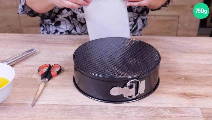 Préparez un disque de papier sulfurisé à la taille de votre moule.