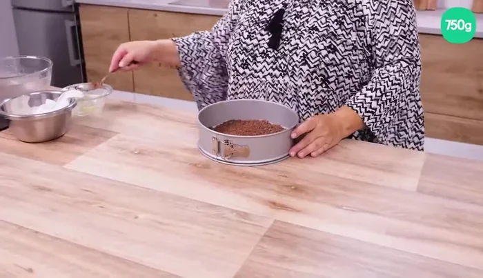 Mettre le moule au réfrigérateur pour que la base durcisse.