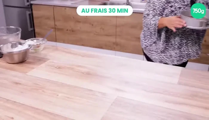 Préparer la chantilly au mascarpone et à la ricotta. Il est important que le saladier et le fouet soient bien froids (au réfrigérateur au moins 1 heure avant).