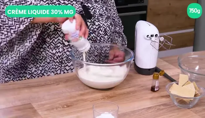 Monter la chantilly. Le mascarpone et la ricotta donneront une chantilly plus épaisse.