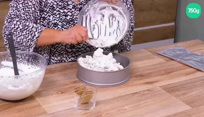 Étaler la chantilly aux gaufrettes sur le fond du gâteau, de façon homogène.