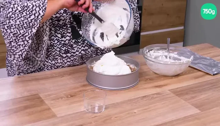 Étaler la chantilly restante sur les gaufrettes émiettées et lisser à l'aide d'une Marise.