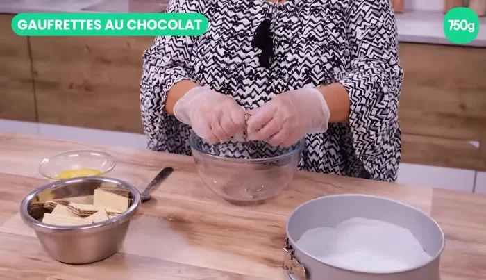 Émietter grossièrement les gaufrettes au chocolat. Ce sera la base du gâteau.