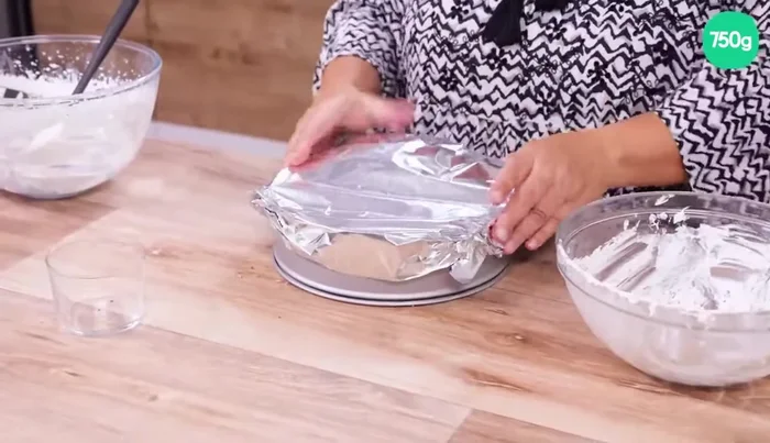 Couvrir le moule de papier aluminium et réfrigérer pendant au minimum 4 heures (idéalement toute une nuit).