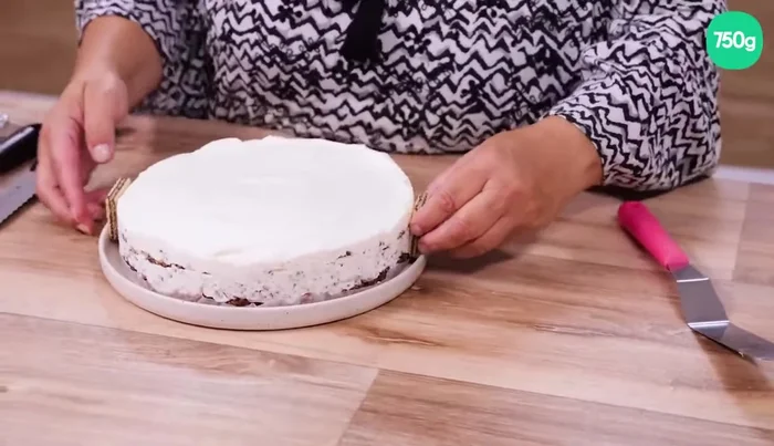 Décorer les bords du gâteau avec des gaufrettes.