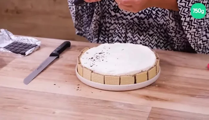 Décorer le dessus du gâteau : chocolat fondu, caramel, praliné… Laissez libre cours à votre créativité !