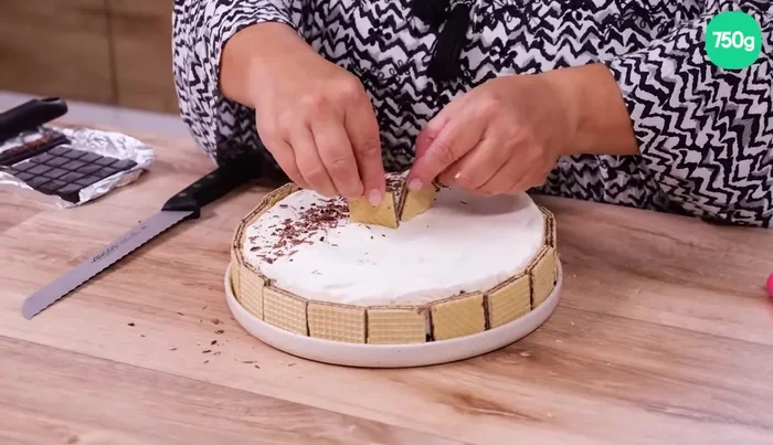 Ajouter quelques carrés de gaufrettes au centre du gâteau.