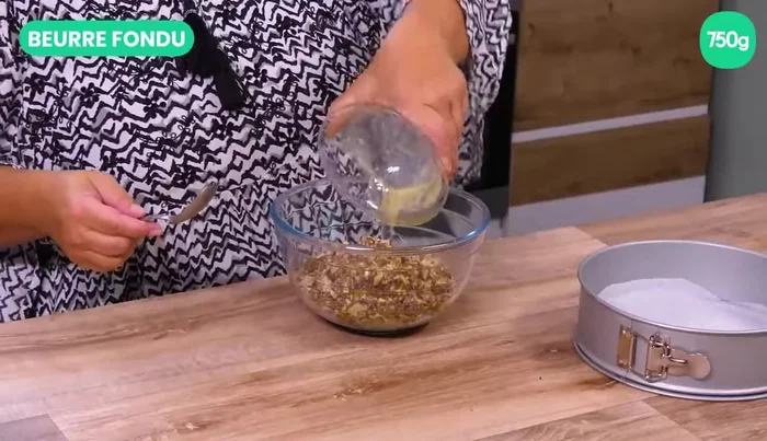 Ajouter du beurre fondu sur les gaufrettes pour les lier. Bien mélanger.