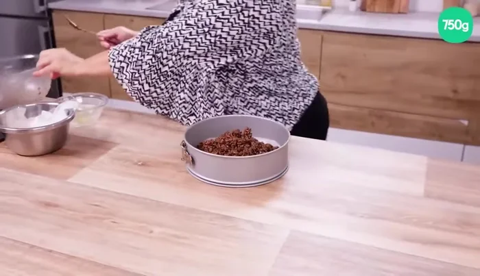 Tasser le mélange de gaufrettes et de beurre au fond du moule à l'aide du dos d'une cuillère.