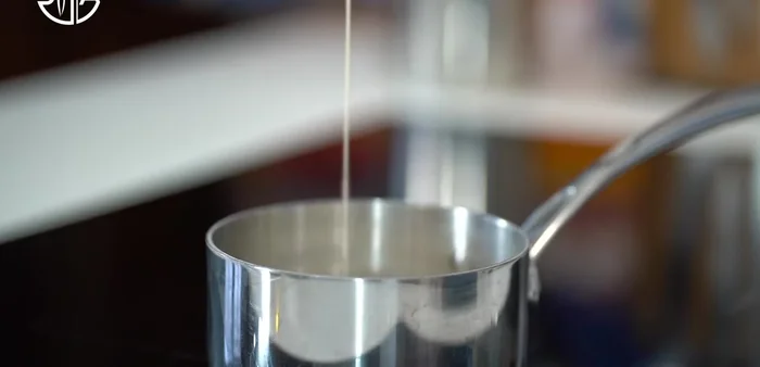 Faire bouillir la crème avec de la vanille liquide et une noix de glucose ou de miel.