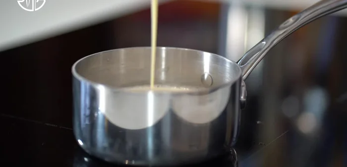 Éteindre le feu et ajouter la confiture de lait et le chocolat blanc.