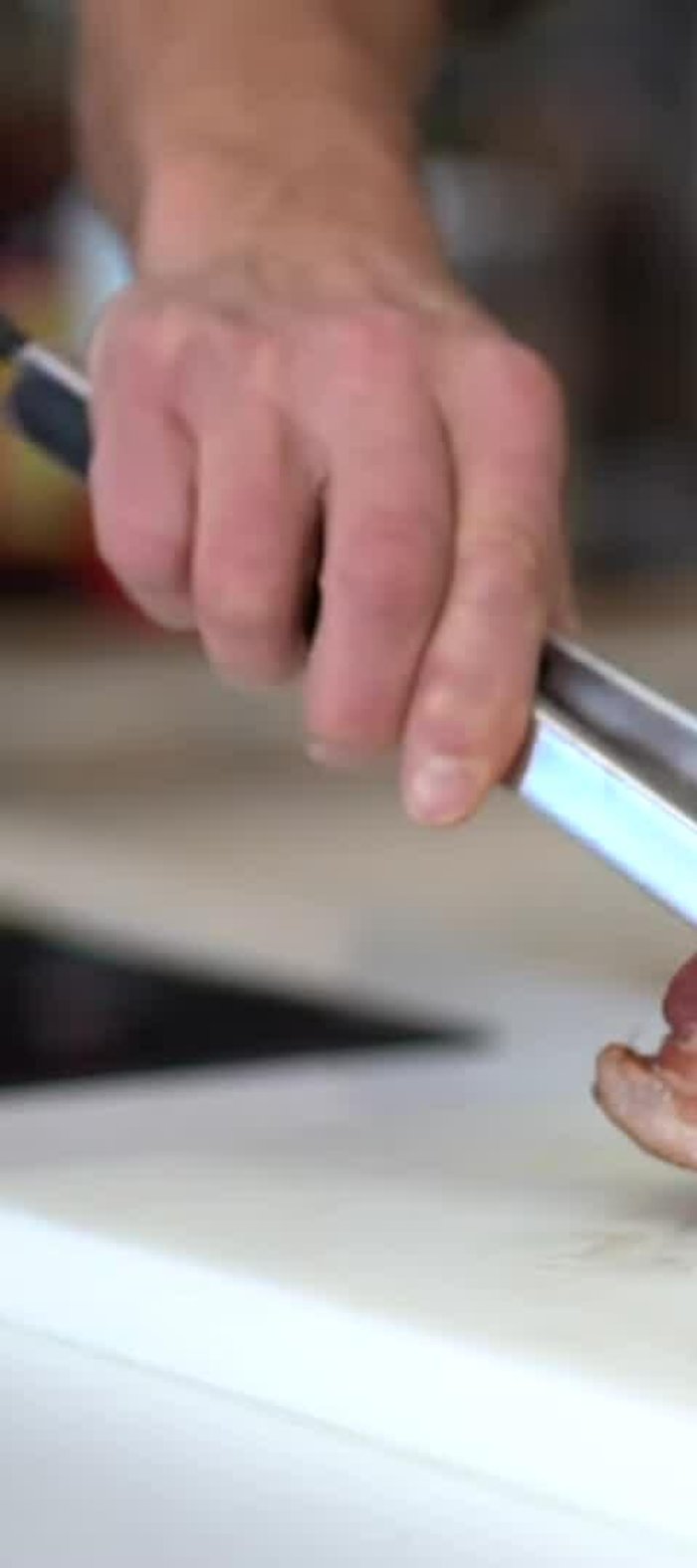 Frotter généreusement le porc fumé avec du gros sel, couvrir et réfrigérer toute la nuit. Rincer ensuite la viande sous l'eau courante.