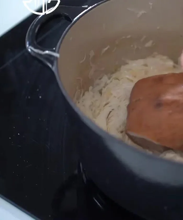 Ajouter la poitrine de porc fumée, recouvrir avec le reste de la choucroute, puis ajouter le vin blanc. Porter à ébullition.