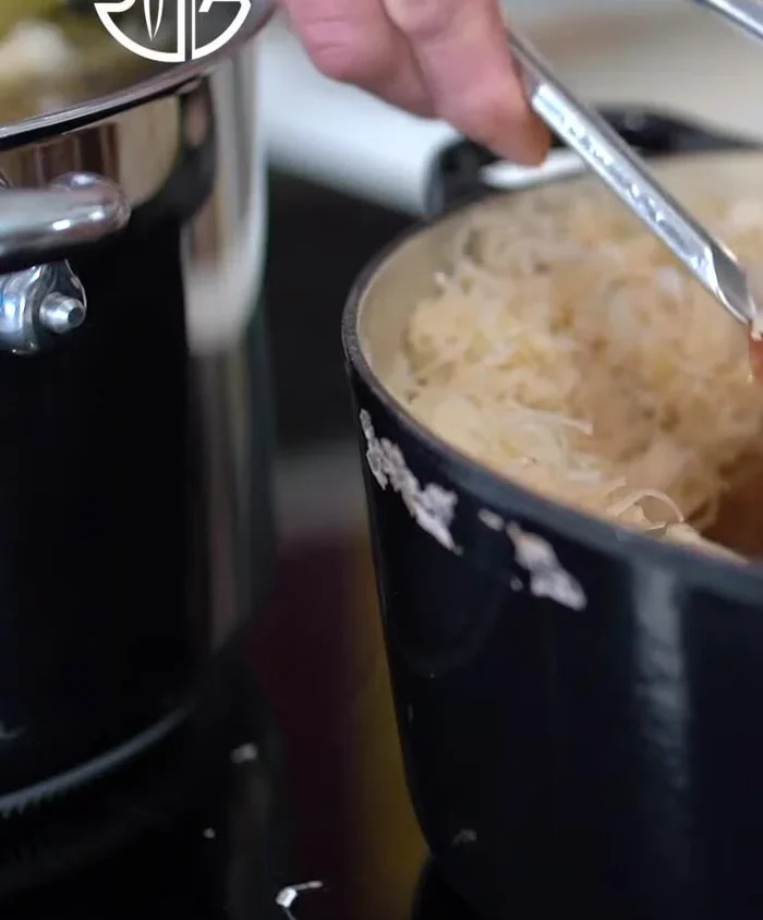 Retirer le porc fumé et réserver au réfrigérateur. La choucroute atteint sa saveur maximale le lendemain.