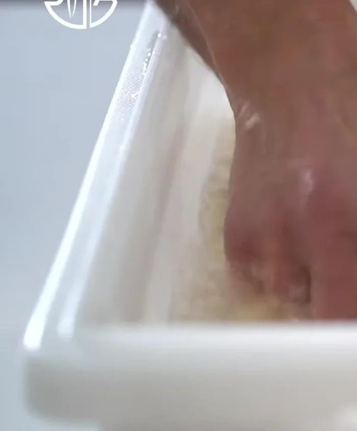 Faire tremper la choucroute crue dans de l'eau froide pendant 20 minutes, égoutter et répéter.