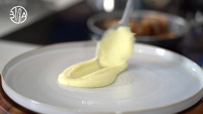 Épluchez ou lavez les pommes de terre Ratte (ou Yukon Gold). Laisser la peau pendant l'ébullition protège les pommes de terre.