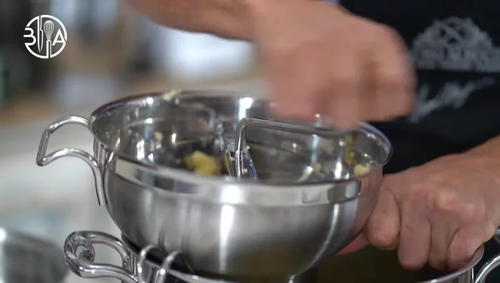 Dans une casserole à feu moyen, faites sécher légèrement la purée comme pour un risotto.