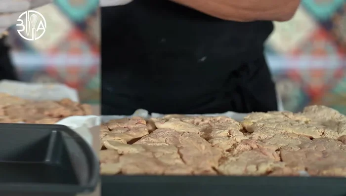 Retirer le foie gras nettoyé de l'eau glacée, sécher soigneusement (1:181.2). Placer dans un plat peu profond, mélanger les épices avec du sel et du sucre (1:184.68). Assaisonner les lobes et arroser d'alcool (1:190.48). Couvrir d'un film plastique et réfrigérer jusqu'à 24 heures (1:201.519).