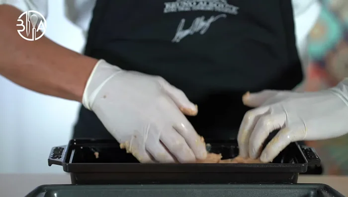 Laisser le foie gras mariner dehors pendant environ 2 heures pour qu'il revienne à température ambiante (2:11.12). Reconstruire les foies dans la terrine, côté peau vers le haut (2:16.76). Appuyer, mettre le couvercle et faire cuire au four à 250°F (100°C) pendant environ 60 minutes, jusqu'à ce que la température interne atteigne 118.5°F (48°C) (2:20.56).