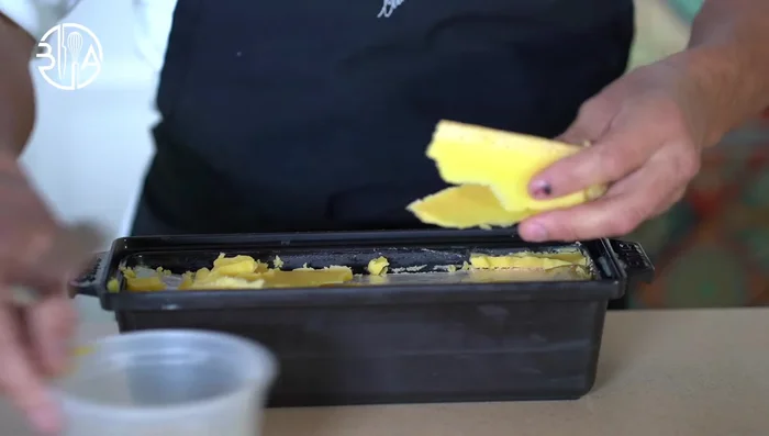 Gratter la graisse solidifiée et la conserver (2:263.24). Retirer la terrine et reverser la graisse conservée, réfrigérer pour que tout se prenne (2:273.44).