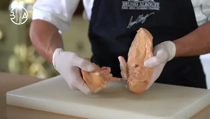Séparer les deux lobes et retirer toutes les membranes extérieures (0:49.199).