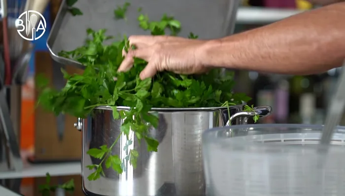 Faire bouillir les feuilles de persil italien dans de l'eau très salée pendant environ 5 minutes.