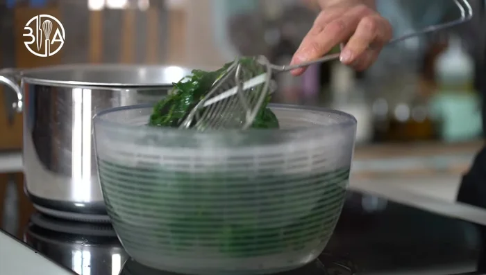 Dans une casserole, faire chauffer le bouillon de poulet (ou de légumes).