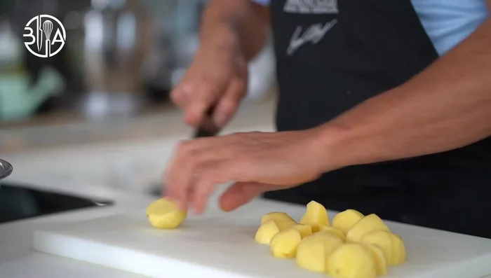 Ajouter des morceaux de pommes de terre et cuire pendant 20 minutes.