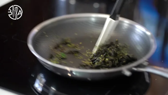 Garnir la soupe avec les chanterelles sautées, de la chapelure et du parmesan.