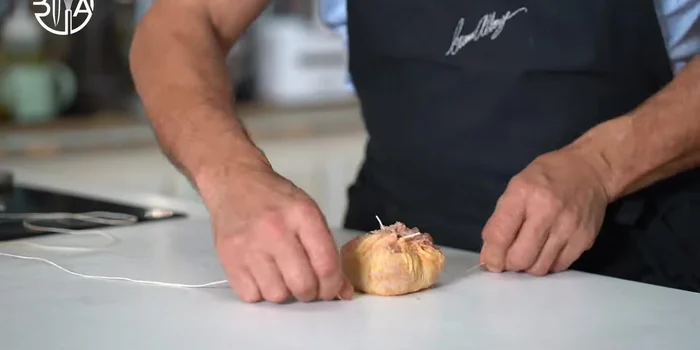 Méthode 1 (classique): Envelopper la farce avec la viande, congeler 30 minutes, attacher avec de la ficelle. Saisir dans de la graisse, herbes, ail écrasé, puis terminer la cuisson au four.