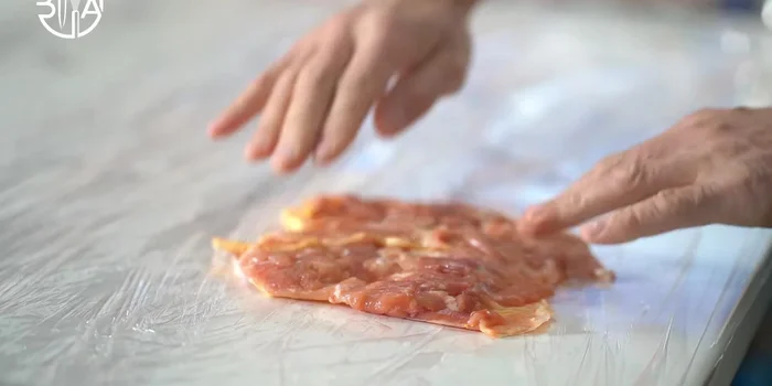 Méthode 2 (sous vide): Placer les cuisses de poulet désossées sur du film plastique, assaisonner. Envelopper en bûche, fendre en deux, attacher. Mettre sous vide et cuire 4 heures à 65°C. Transférer dans un bain de glace et réfrigérer.