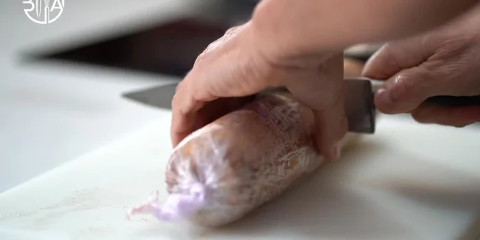 Couper en portions, sécher et servir avec une purée de pommes de terre.