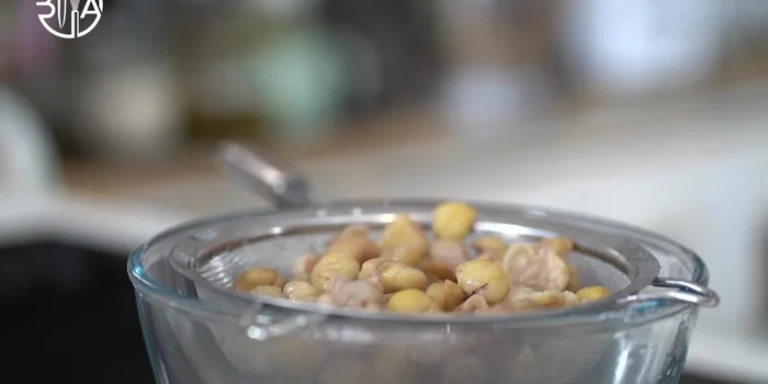 Préparer la farce: faire cuire les châtaignes, tremper le pain dans le lait.