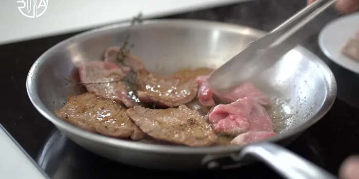 Faire sauter les foies de poulet à feu vif, assaisonnés de sel et de poivre, et flamber.