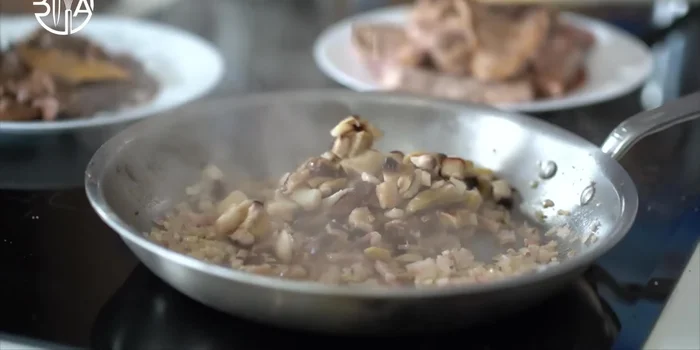 Faire suer les échalotes hachées, ajouter les champignons et cuire 5 minutes. Ajouter les châtaignes et faire revenir. Transférer sur une plaque et laisser refroidir.