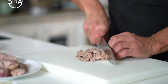 Hacher la viande et le foie de poulet. Mixer les foies de poulet.